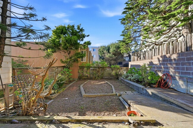 Building Photo - 685 47th Ave