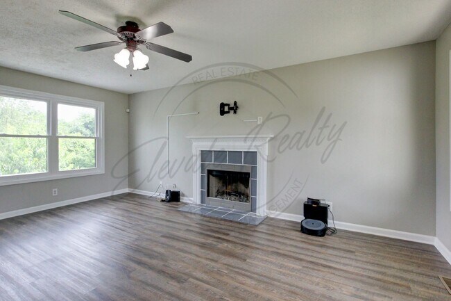 Building Photo - Three Bedroom On One Acre Lot in Clarksvil...
