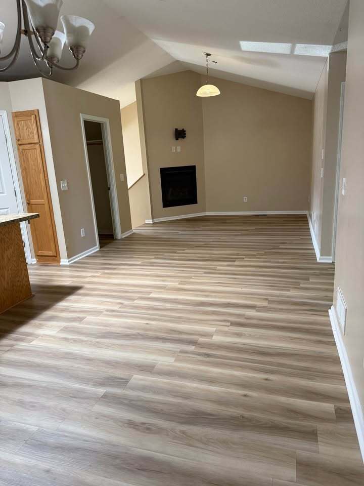 Familyrm Upper w/fireplace - 1607 15th Ave N