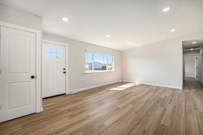 Building Photo - Spacious 6-Bed 3-Bath Home in Federal Heig...