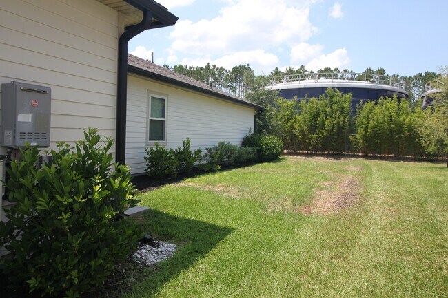 Building Photo - 1975 Amberly Dr