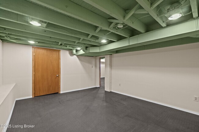 Building Photo - 260 Thompson Ave