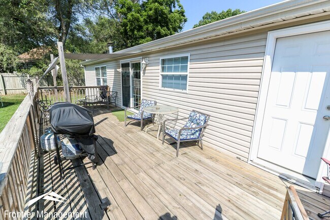 Building Photo - Awesome 3 bedroom 2 bathroom home located in OGDEN KS!