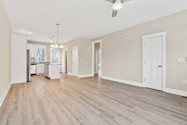 Building Photo - MUST SEE! 2 Bed / 2 Bath End Unit in Raleigh