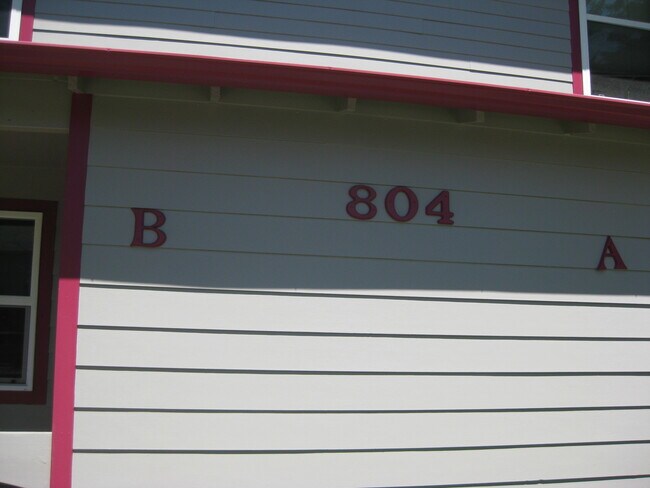 Building Photo - 804 Defoe St
