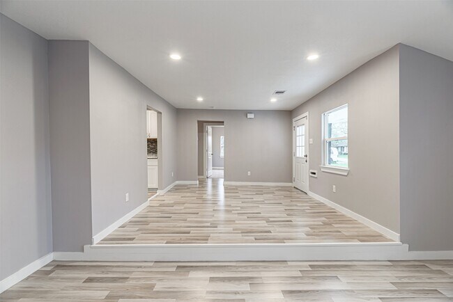 Building Photo - 4909 Higgins St