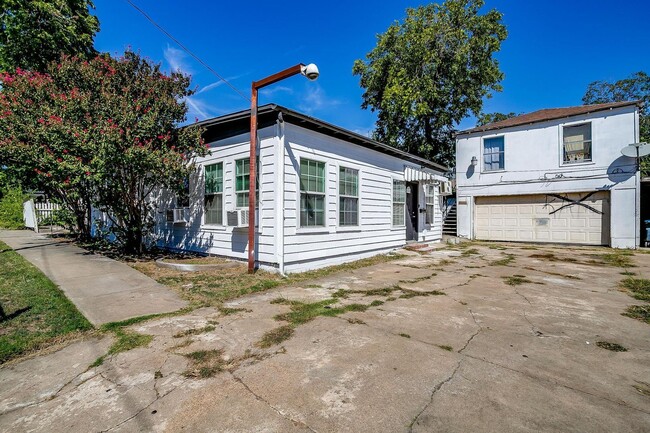 Building Photo - Cozy Renovated 2-bedroom, 1-bathroom!