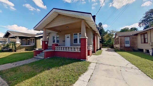 Building Photo - 5-Bedroom Home in Springfield!