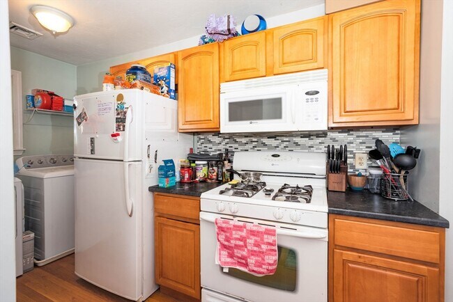 Building Photo - 90 Safford St