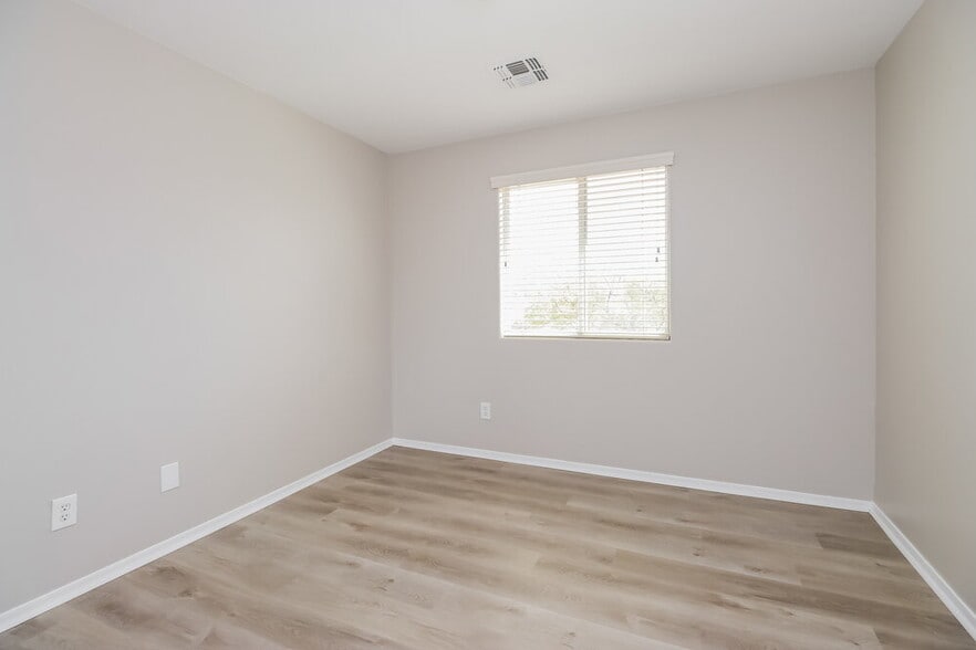 Building Photo - 10117 E Isabella Ave