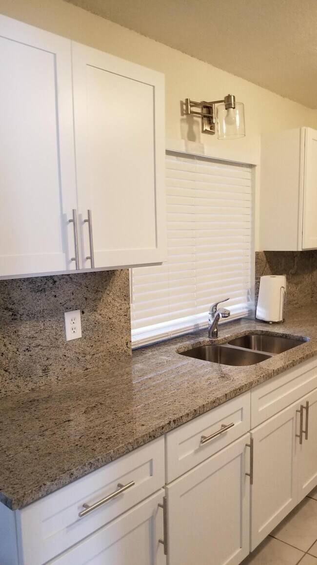 Building Photo - 14507 Larkspur Ln