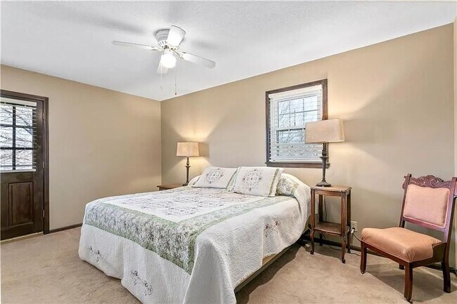 Building Photo - Huge Home in Raintree Lake!!!