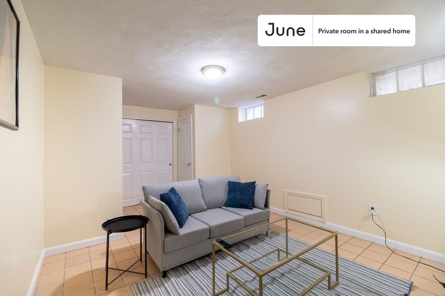 Building Photo - Private bedroom in 3 bed/2 bath Home