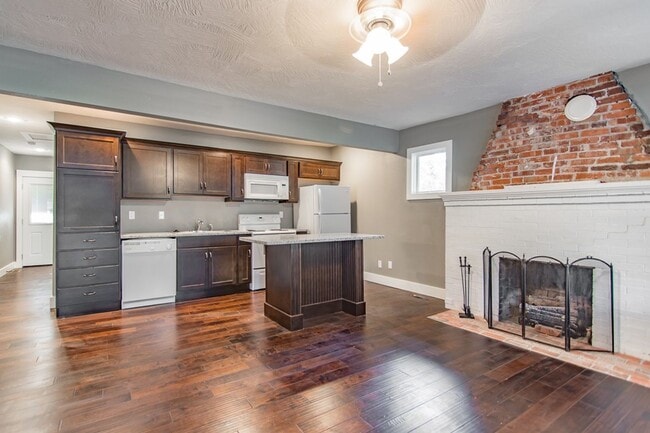 Building Photo - COLLEGE PRE-LEASING