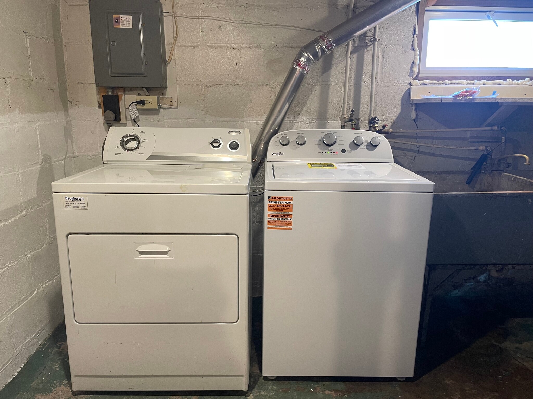 Building Photo - 526 1/2 E 7th St