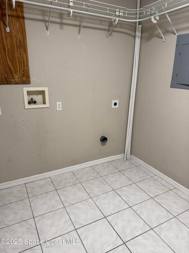 Building Photo - 895 Delano Rd