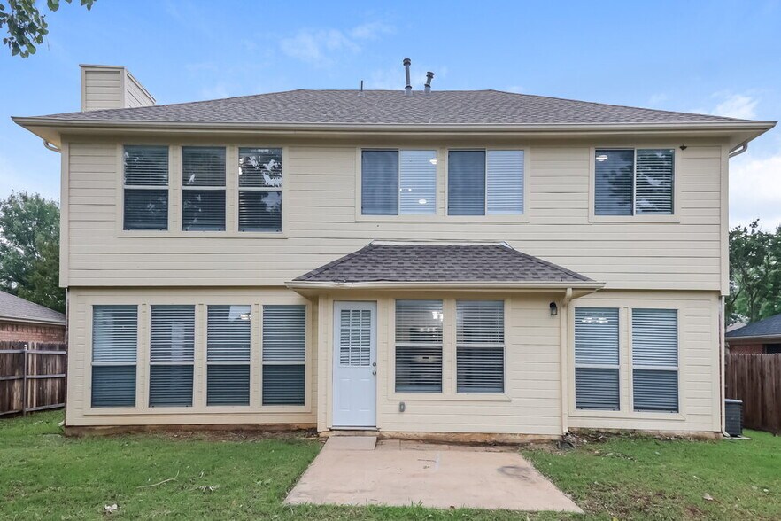 Building Photo - 327 Stately Oak Ln
