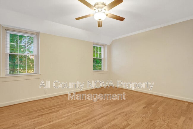 Building Photo - 1020 S Barton St