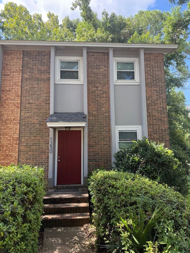 Building Photo - Upgraded 2BR/1.5BA Townhouse Apartment Conveniently Located!
