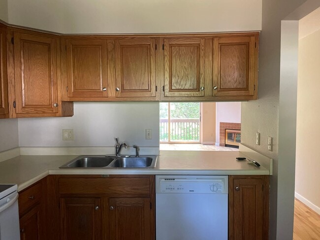 Building Photo - 2 Bed/1.5 Bath Condo Close to UIHC!