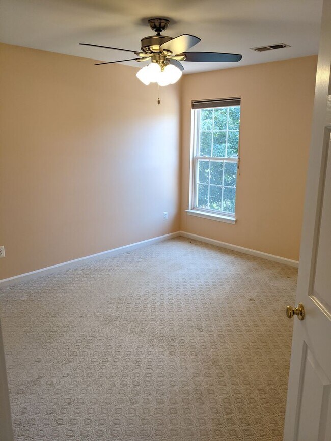 Building Photo - 403 McClellan Dr