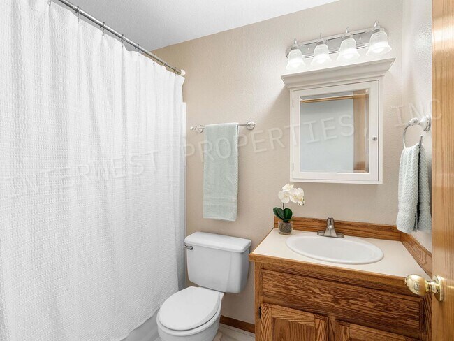 Building Photo - 4+ Bedroom Tigard Home With a Beautiful Vi...