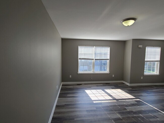 Building Photo - 3 bedroom,  2 1/2 bath town home in Waynesboro PA END UNIT