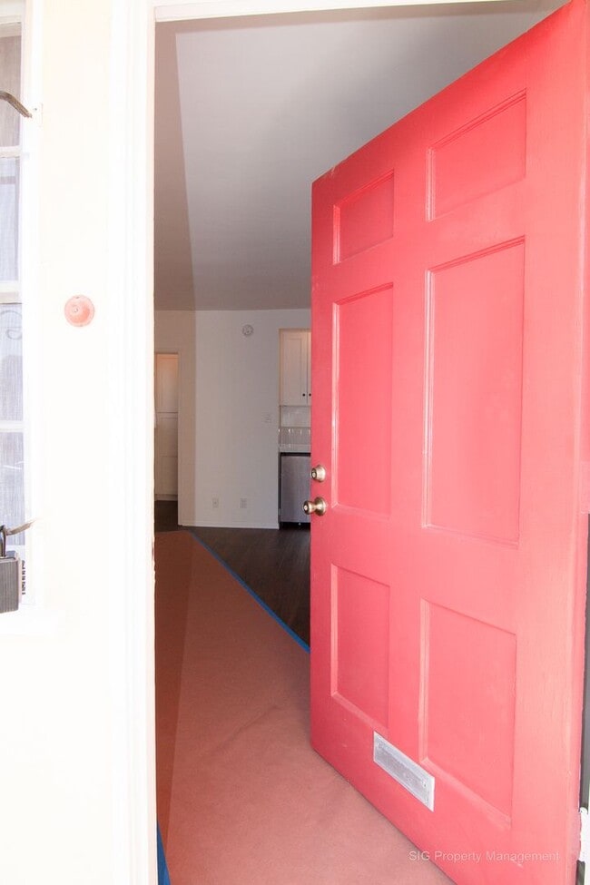 Building Photo - Sunset Drive, 4363-4377