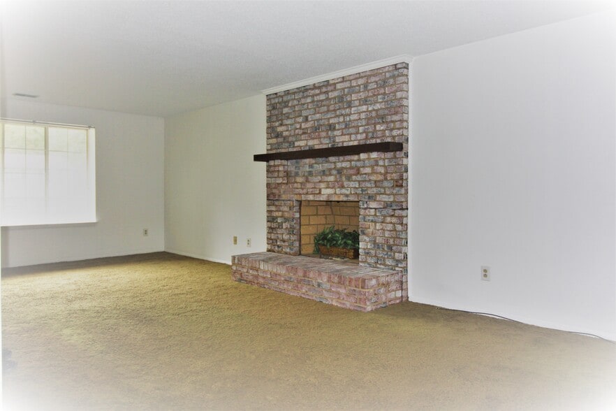 Building Photo - 8200 Mahogany Dr