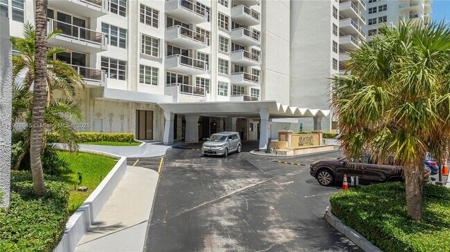 Building Photo - 5700 Collins Ave