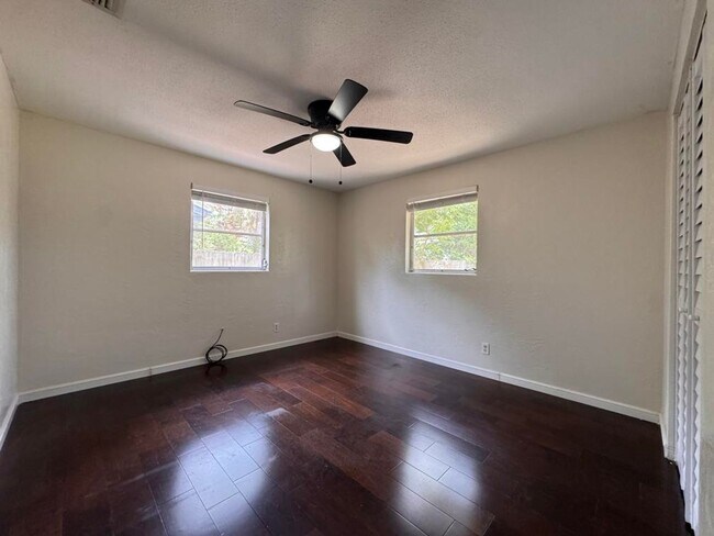 Building Photo - Updated 2 bedroom in South Daytona