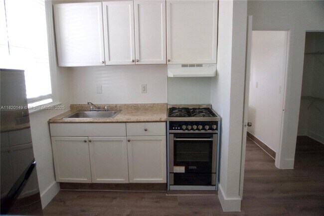 Building Photo - 501 SW 6th Ct