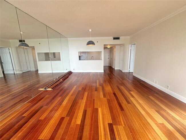 Building Photo - 520 Brickell Key Dr