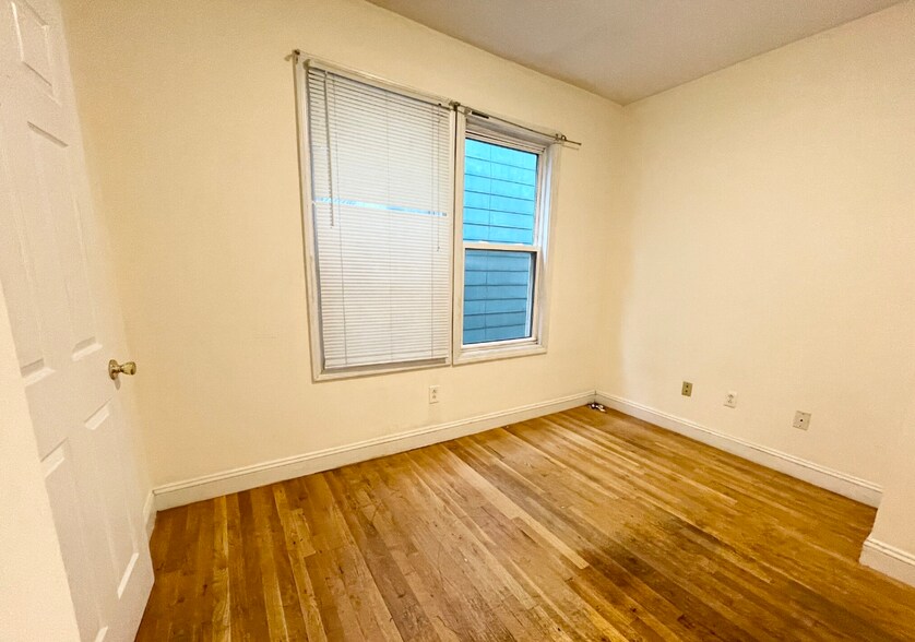 Building Photo - 733 Parker St