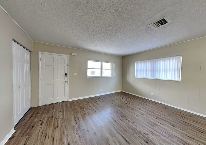 Building Photo - 4967 SW 4th St