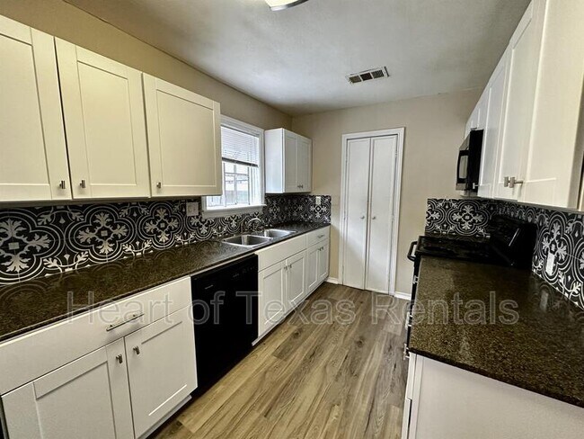 Building Photo - 2225 Pine Ave