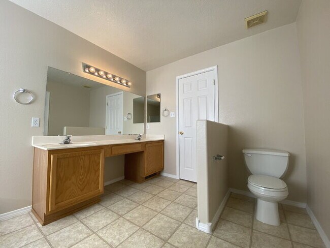 Building Photo - COMMUNITY POOL - LARGE 4 BEDROOM - Master Upstairs