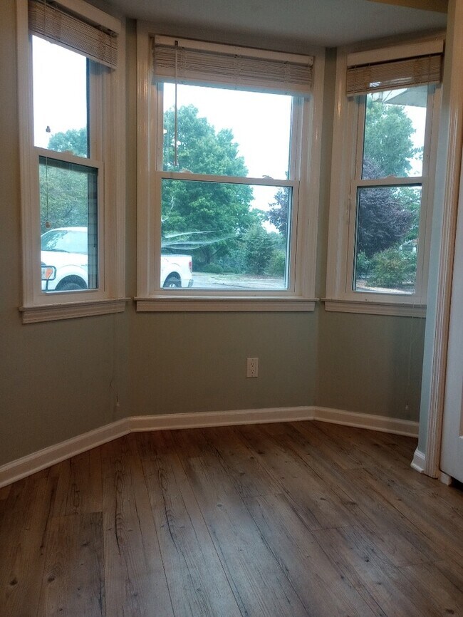 Building Photo - 3 Bedrooms 2.5 Bathrooms