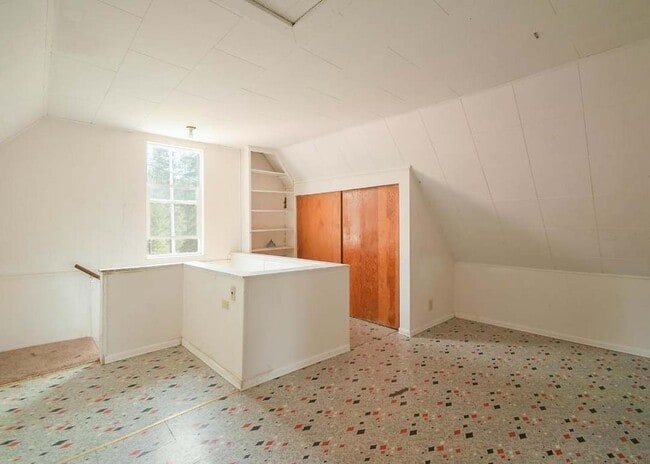 Building Photo - 64 White Pl