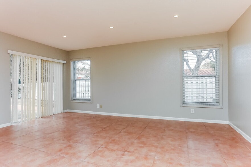 Building Photo - 6031 NW 42nd Way