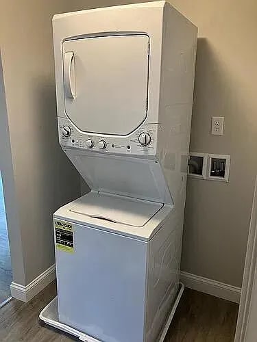 Building Photo - 12 Clark St