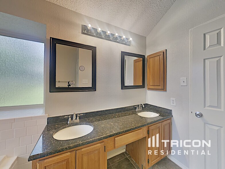 Building Photo - 7015 Escondido Dr