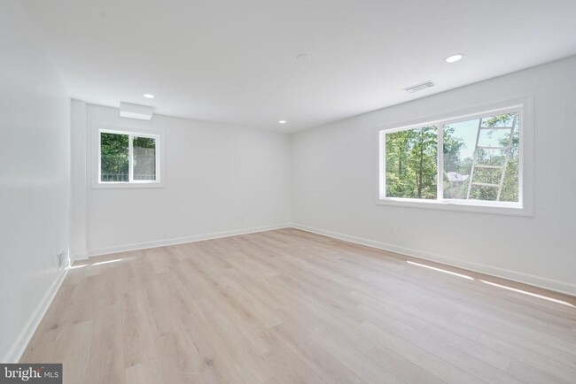 Building Photo - 866 Canal Dr