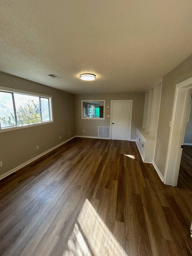 Building Photo - 815 W Main St