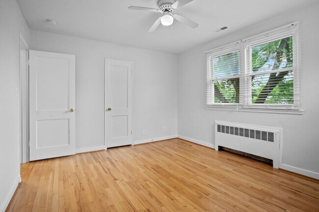 Building Photo - Renovated 2BR/1BA Condo close to shopping and the hospital