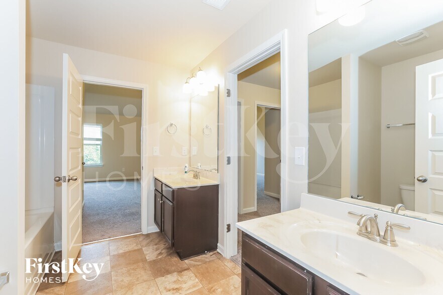 Building Photo - 1328 Wild Rose Dr SE