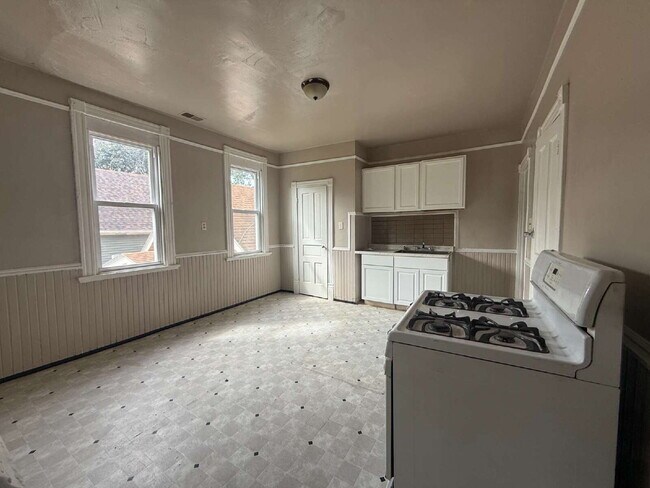 Building Photo - An affordable 2-bedroom, 1-bath unit available now!