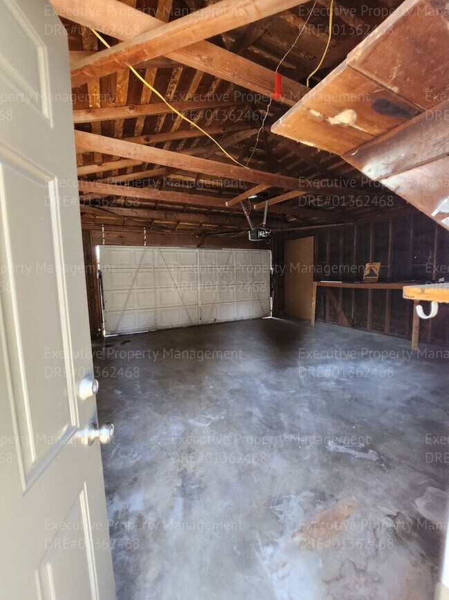 Building Photo - 3 bedroom/ 2 bathroom home located near th...