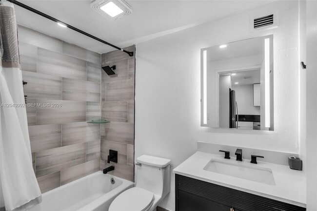 Building Photo - 801 Brickell Bay Dr