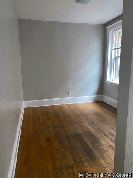 Building Photo - 463 Park Dr